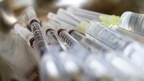syringe,needle,vaccine